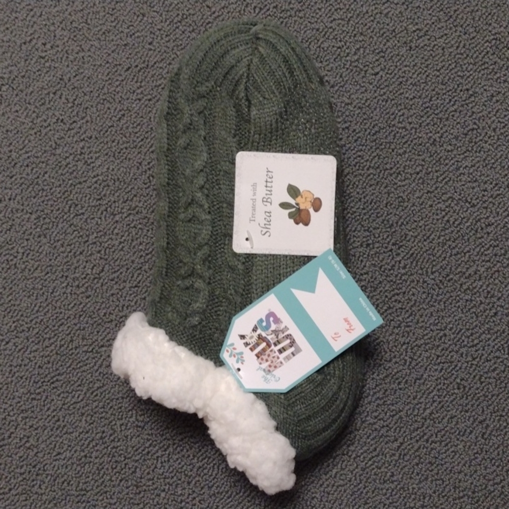 Woman's Muk Luks Olive Small NWT